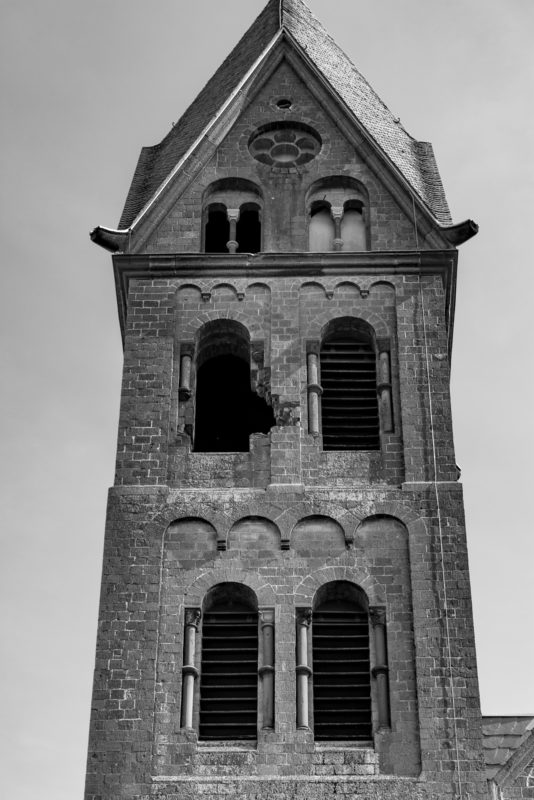 Bröckelnder Kirchturm